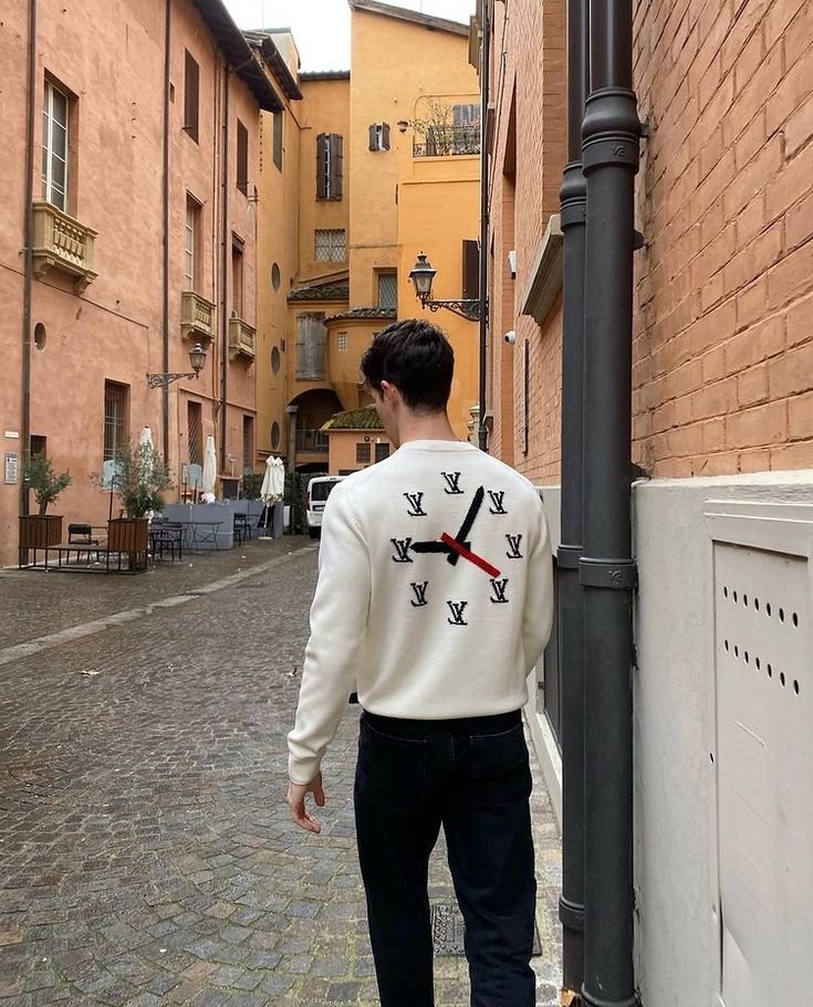 Chico de espaldas caminando por una calle