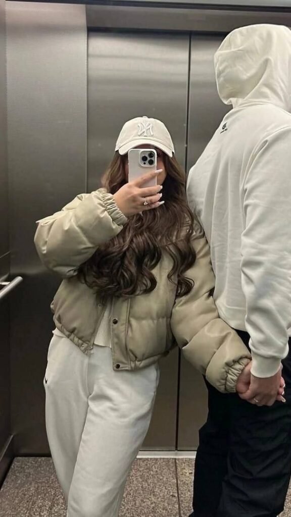 Selfie de pareja en el espejo de un ascensor