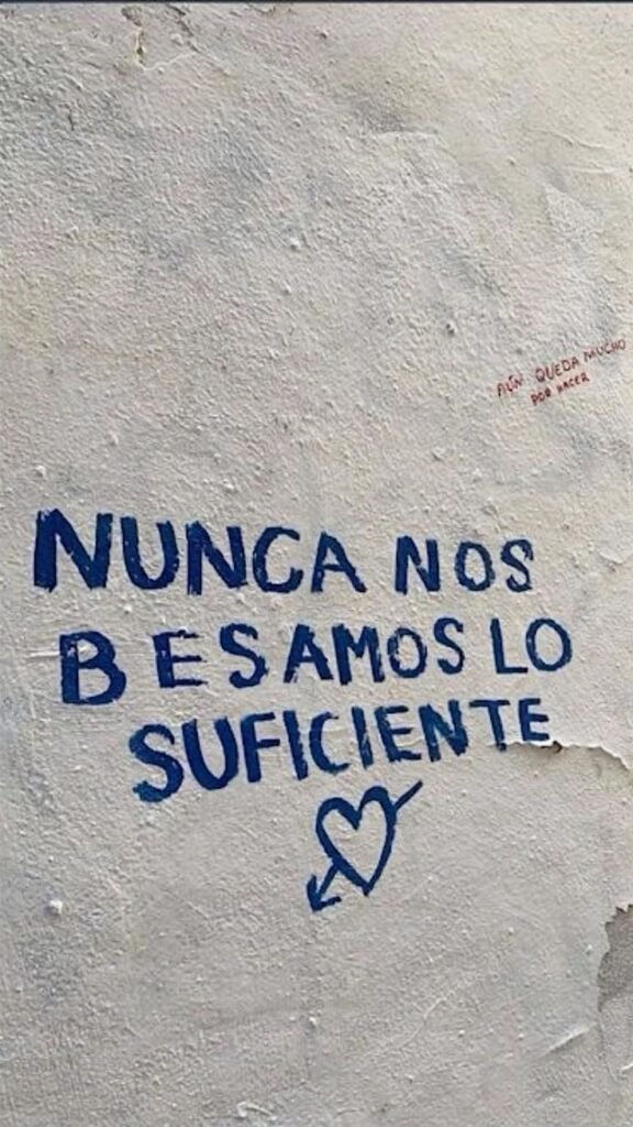 Pintada en una pared: nunca nos besamos lo suficiente