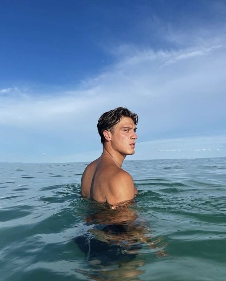 Chico dentro del mar con el agua por la cintura