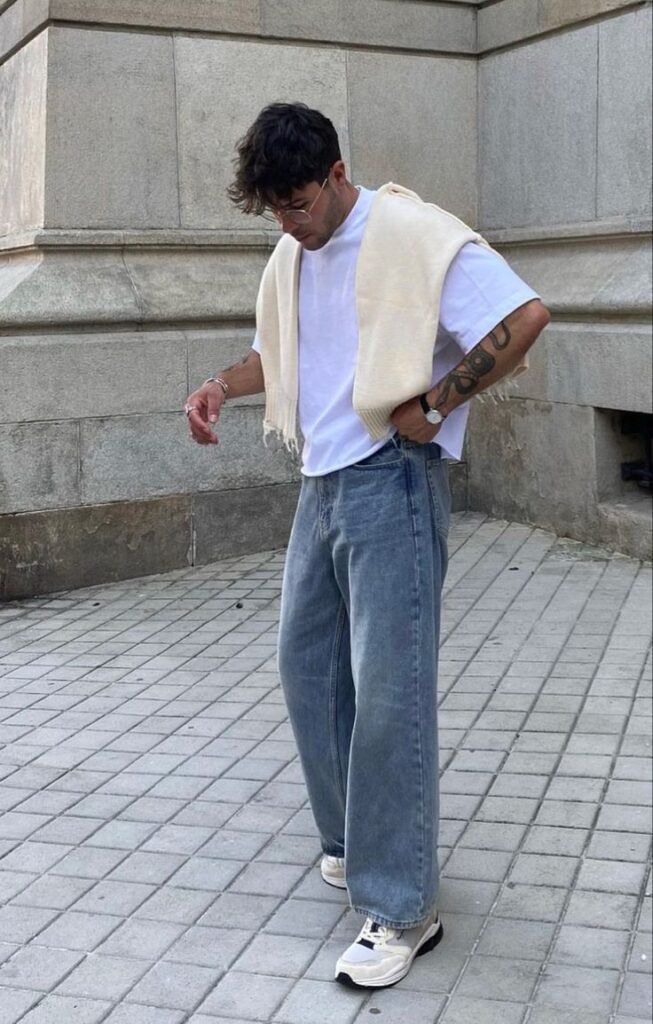Chaleco crema sobre camiseta blanca con jeans