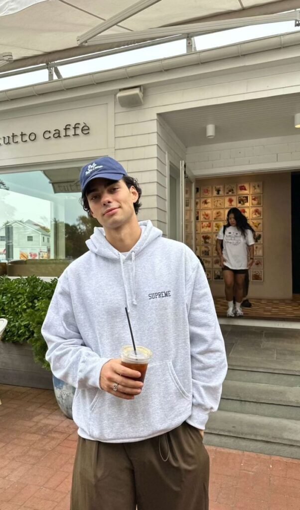 Sudadera blanca con capucha y pantalón marrón