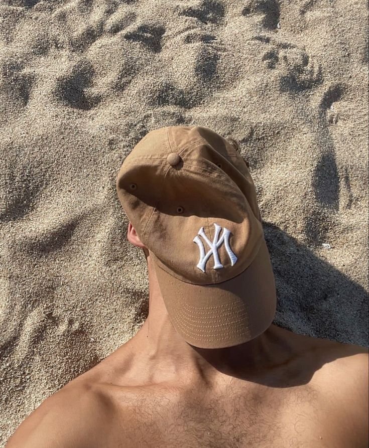 Primer plano con gorra tumbado en la arena