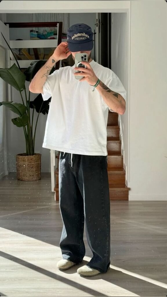 Camiseta blanca con pantalón gris y gorra