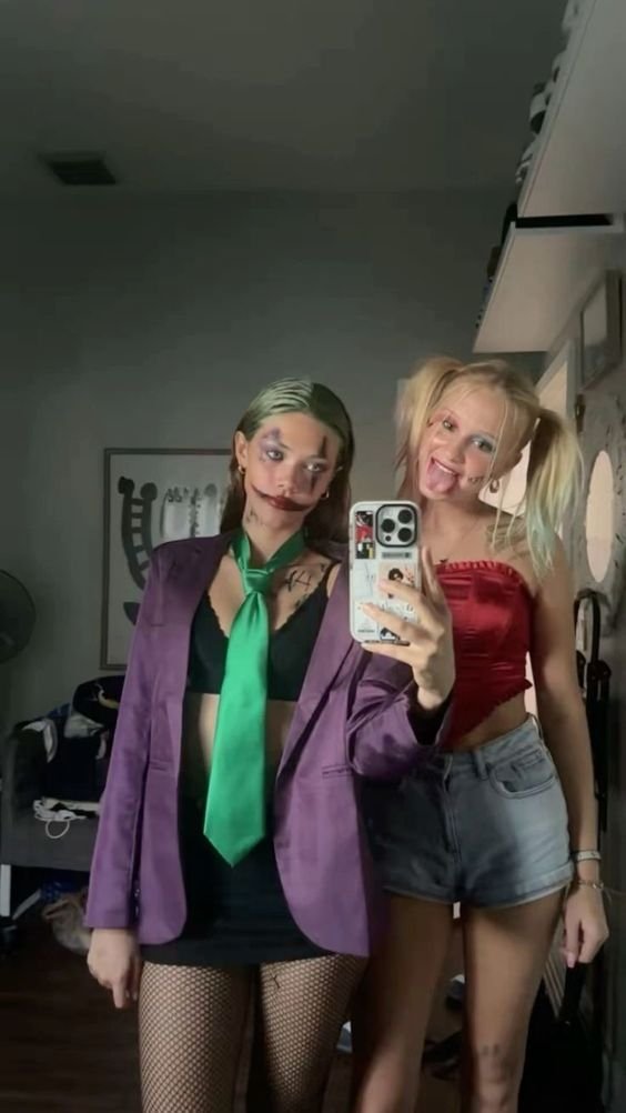 Dos chicas disfrazadas de personajes de dibujos