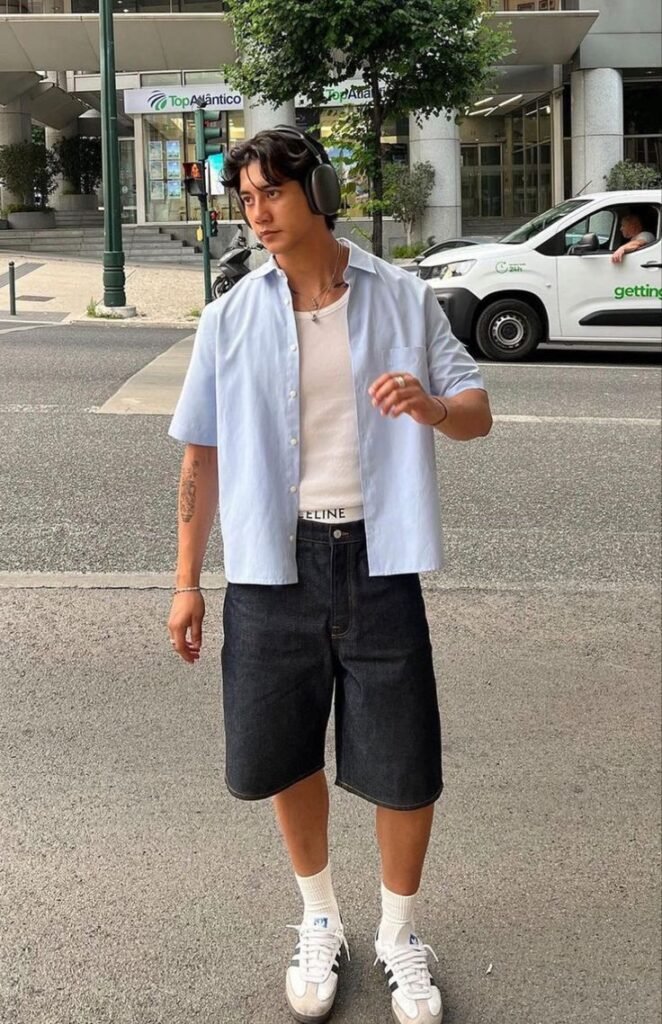 Camisa blanca de manga corta con short vaquero negro