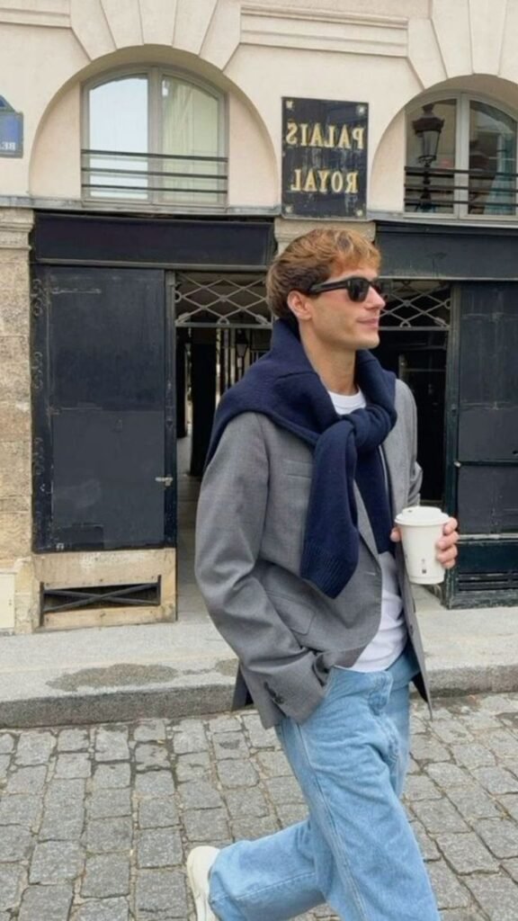 Jersey gris con jersey al hombro y jeans claros