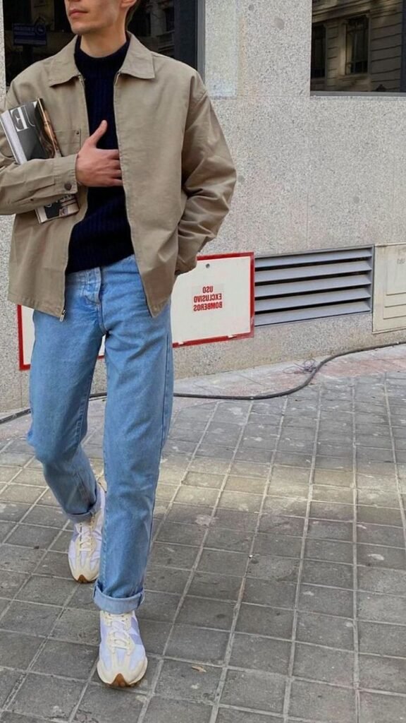 Sobrecamisa beige con jeans claros
