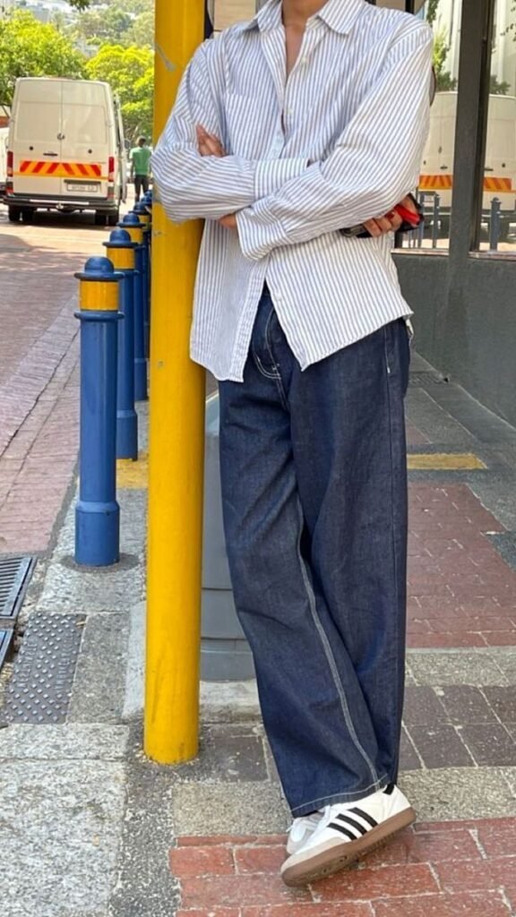 Camisa blanca de rayas con pantalón azul marino