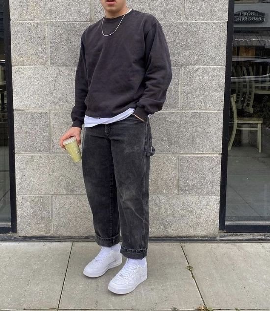Sudadera marrón oscuro con jeans oscuros