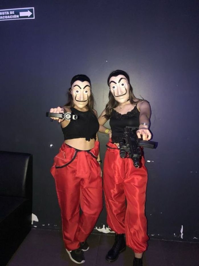 Dos chicas disfrazadas con máscaras de La Casa de Papel