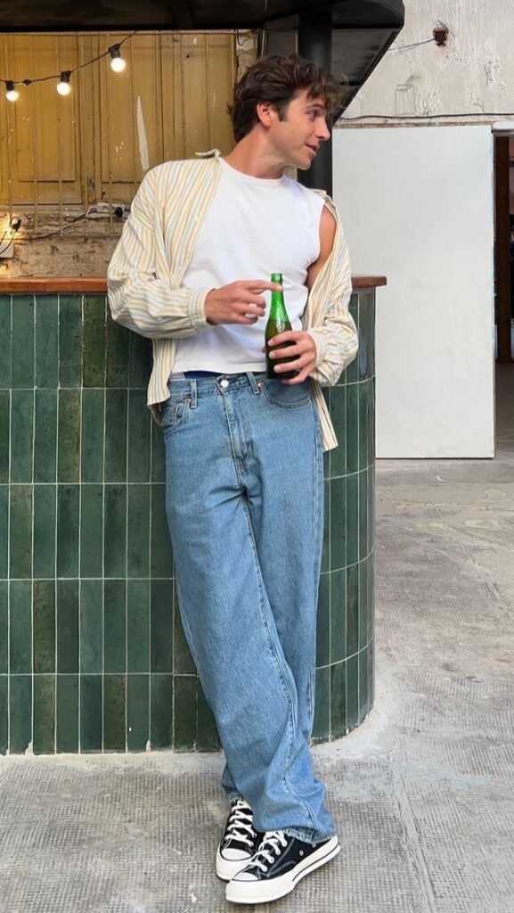 Cárdigan crema con jeans claros