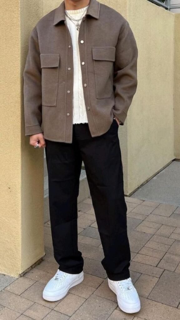 Sobrecamisa marrón con pantalón negro y tenis blancos