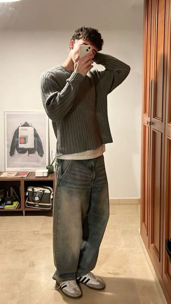 Jersey verde grisáceo con jeans grises