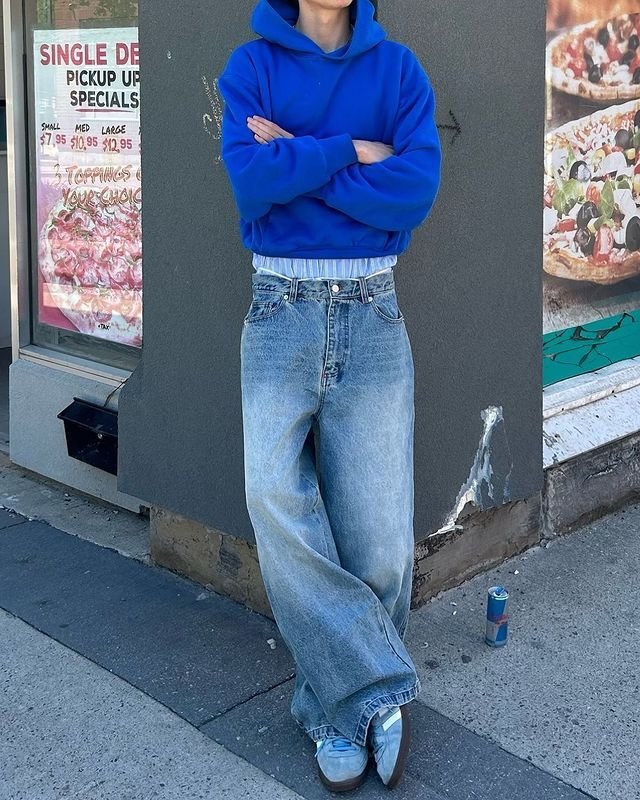 Sudadera azul eléctrico con jeans claros