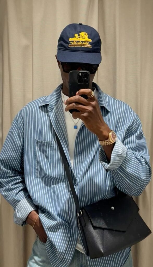 Camisa de rayas azul con gorra y bolso cruzado