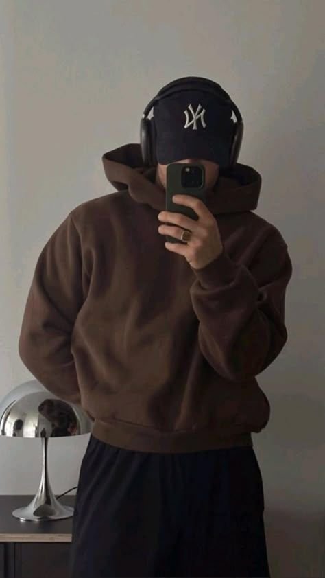 Sudadera marrón con capucha y pantalón negro