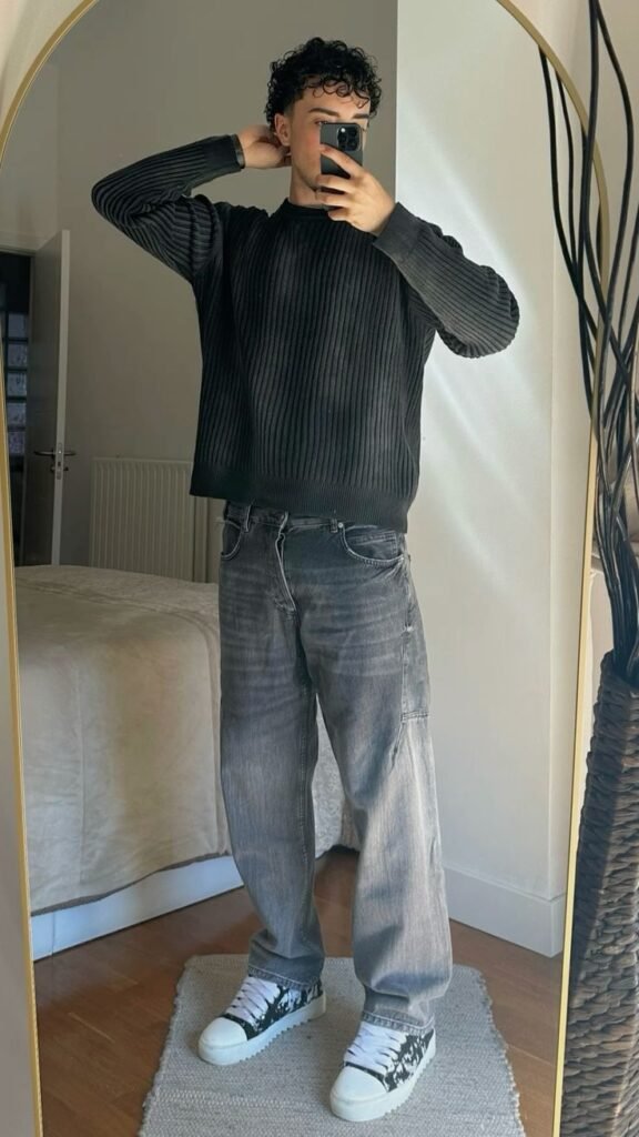 Jersey verde oscuro con jeans grises