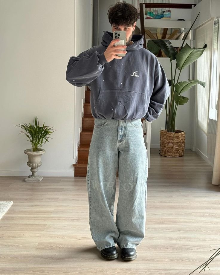 Sudadera gris con pantalón gris claro ancho