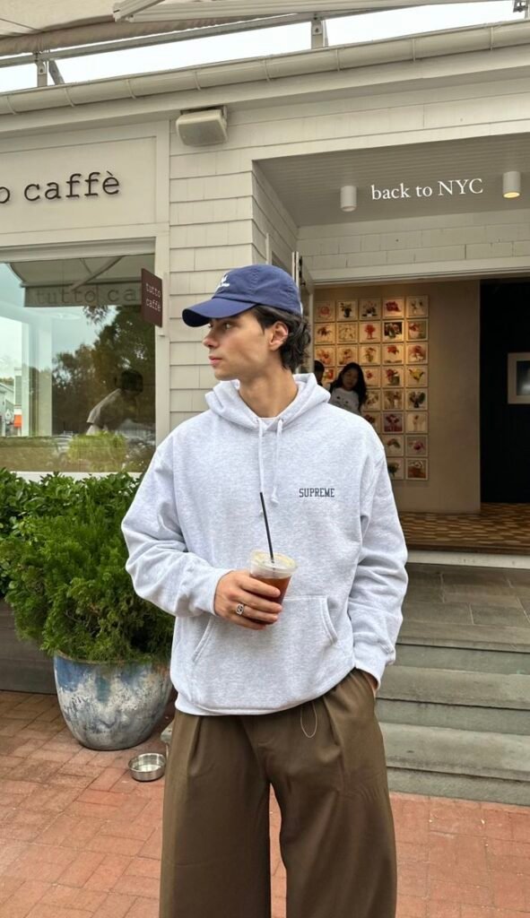 Sudadera gris con capucha y pantalón marrón