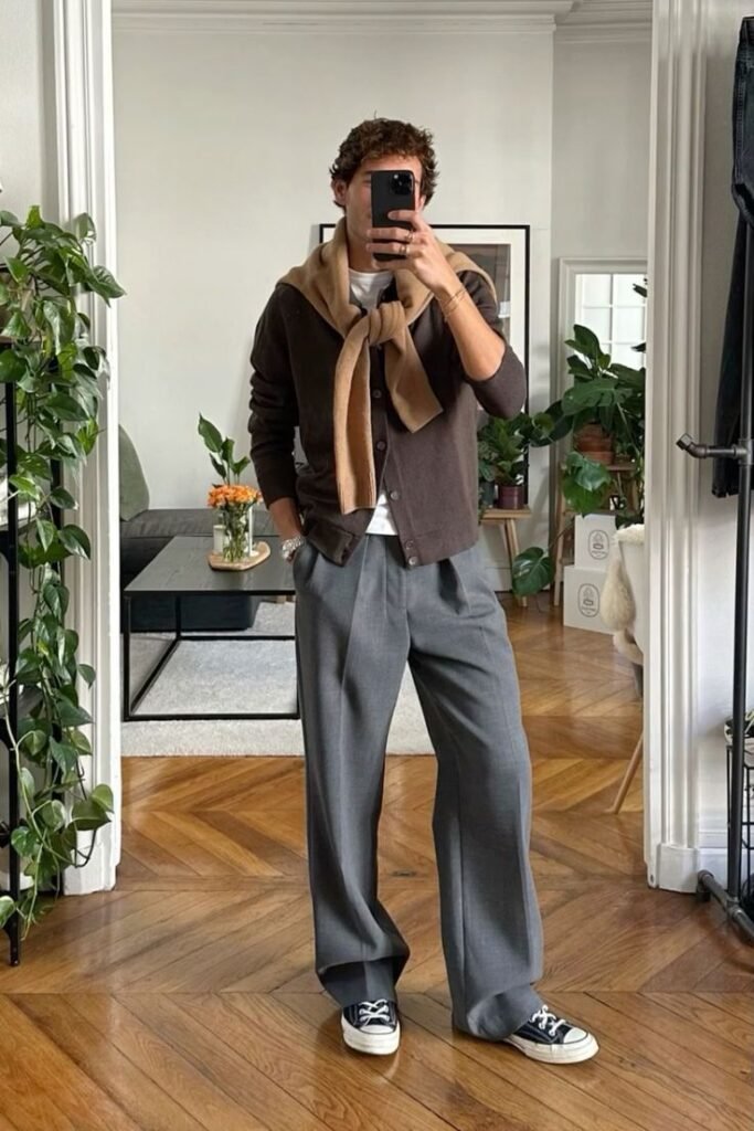 Chaqueta marrón con camiseta y pantalón gris