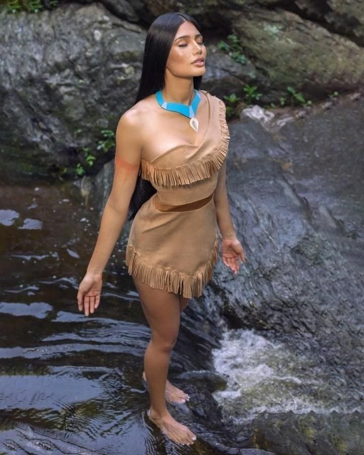 Disfraz de Pocahontas junto a un río