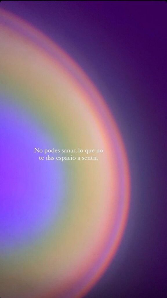 Frase sobre un degradado morado sobre sanar y sentir