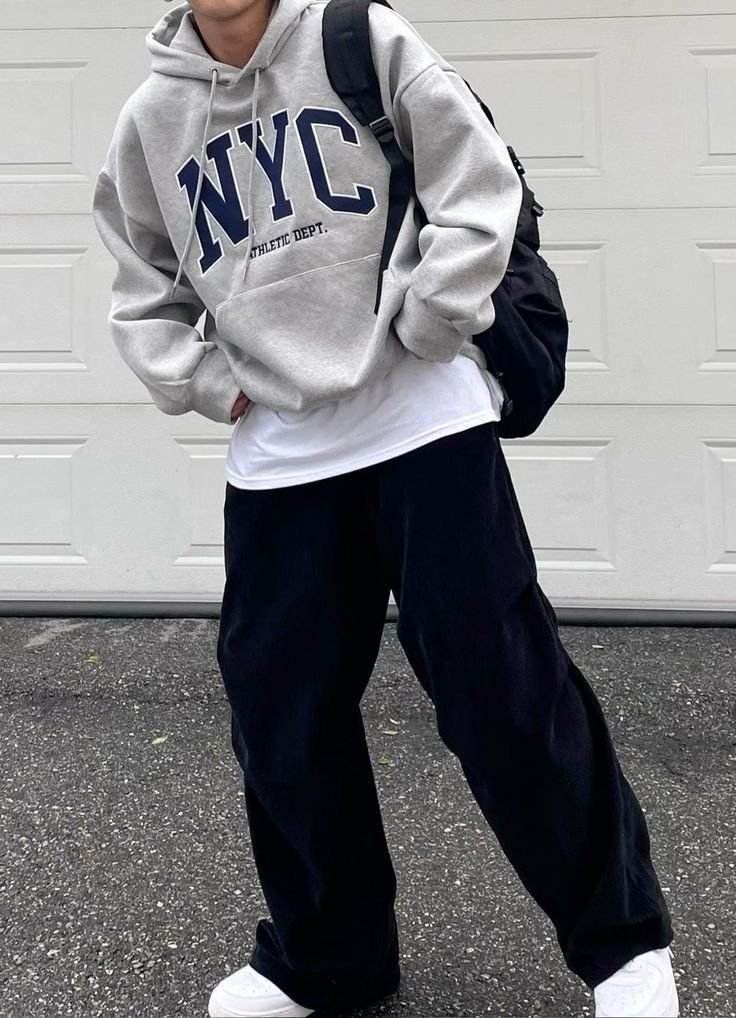 Sudadera gris con capucha y pantalón negro ancho
