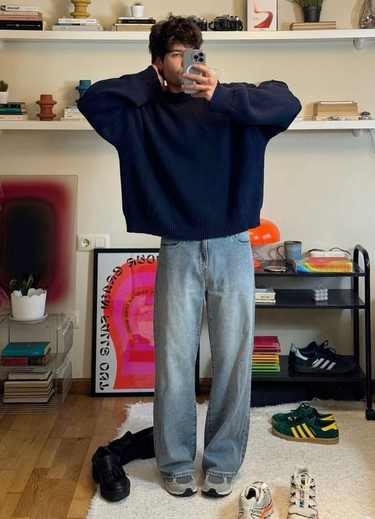 Sudadera azul marino con jeans grises anchos