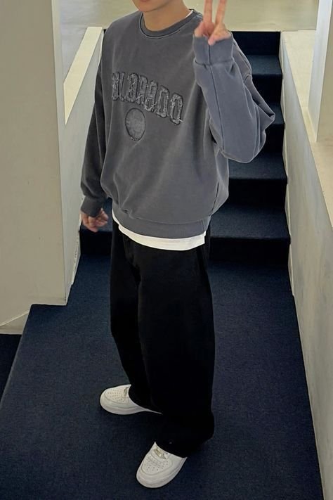 Sudadera gris oscuro con pantalón negro ancho