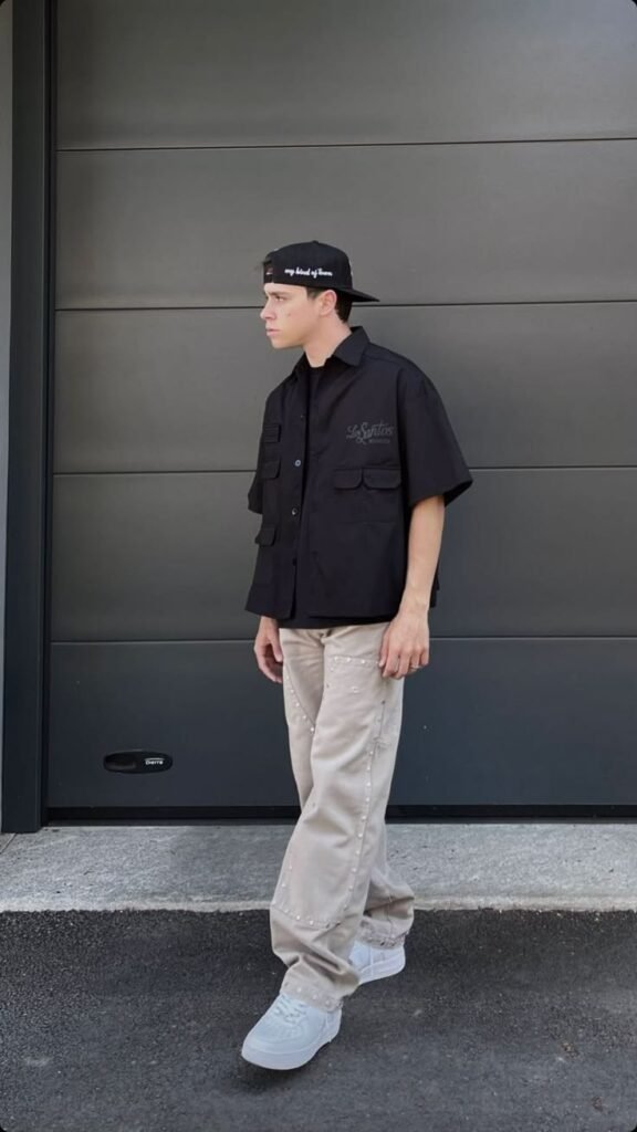 Camisa negra de manga corta con pantalón beige