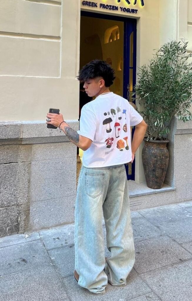 Camiseta blanca estampada con jeans muy claros