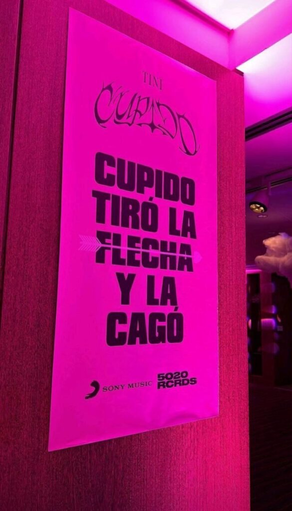 Cartel rosa en una pared sobre Cupido
