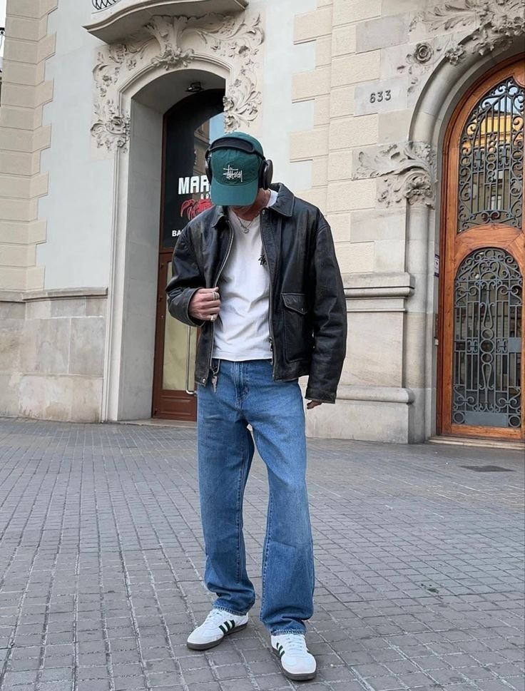 Chaqueta de cuero negra con camiseta blanca y jeans