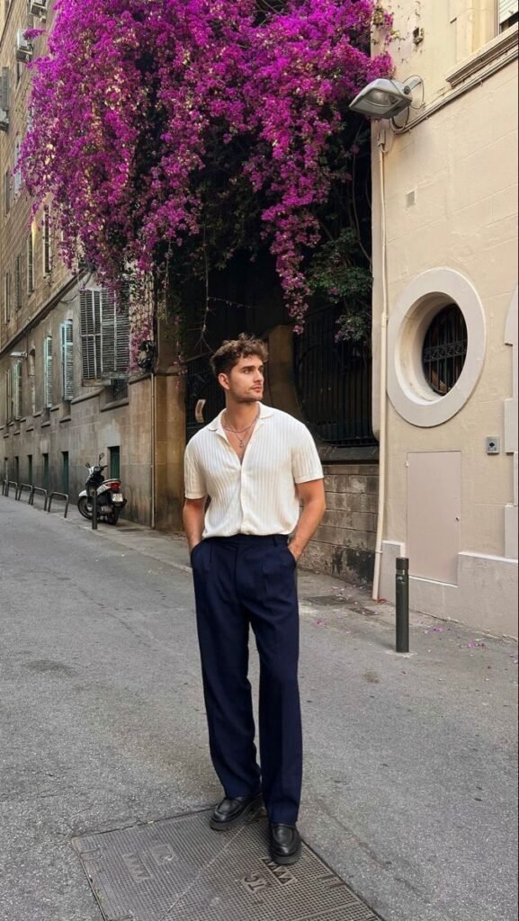 Camisa blanca de punto con pantalón azul marino