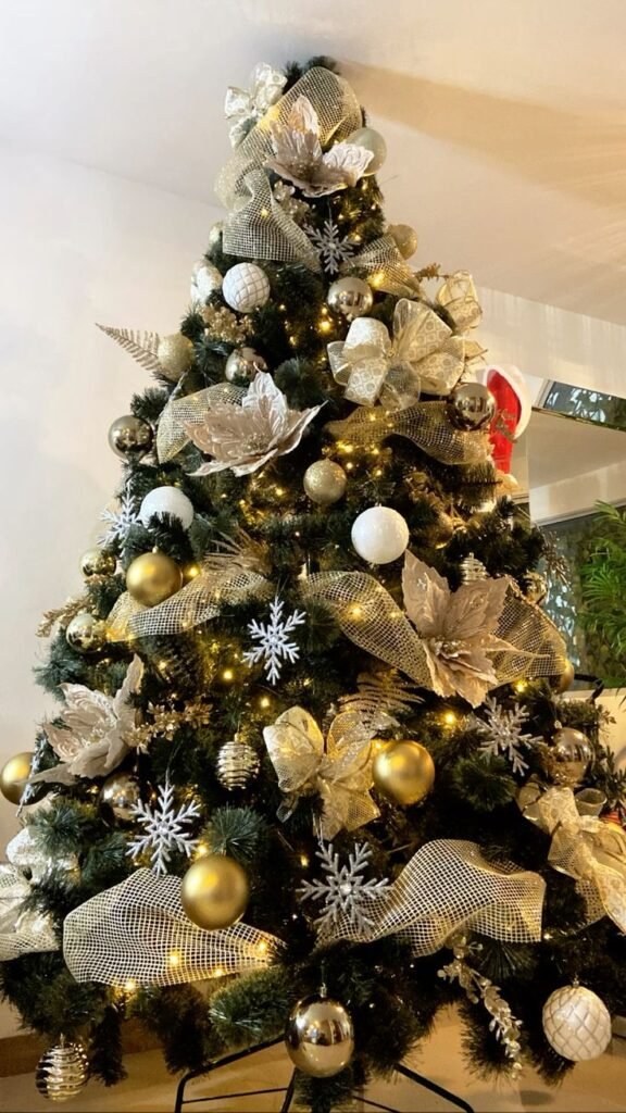 Árbol de Navidad: Detalles Brillantes