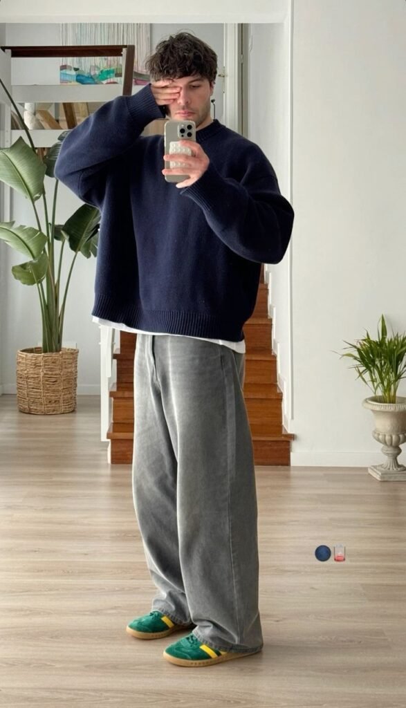 Sudadera azul marino con pantalón gris ancho