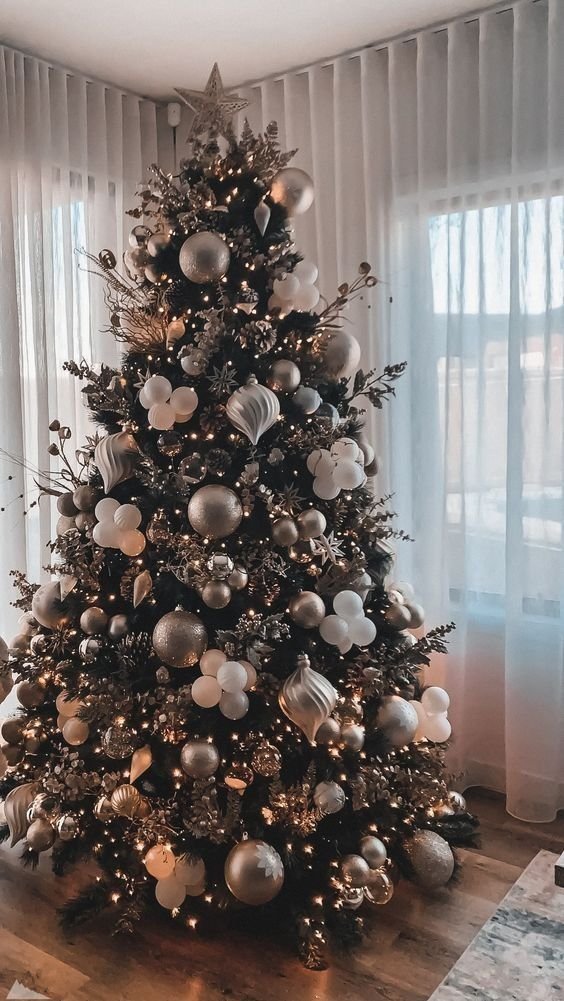 Árbol de Navidad: Detalles Brillantes