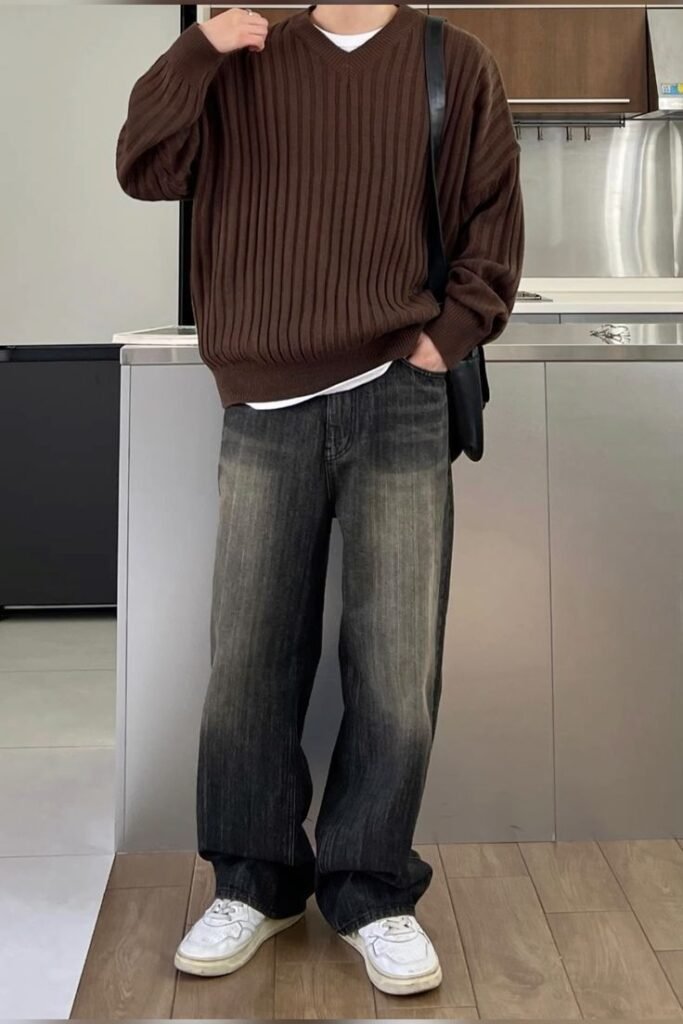 Jersey marrón con jeans oscuros anchos