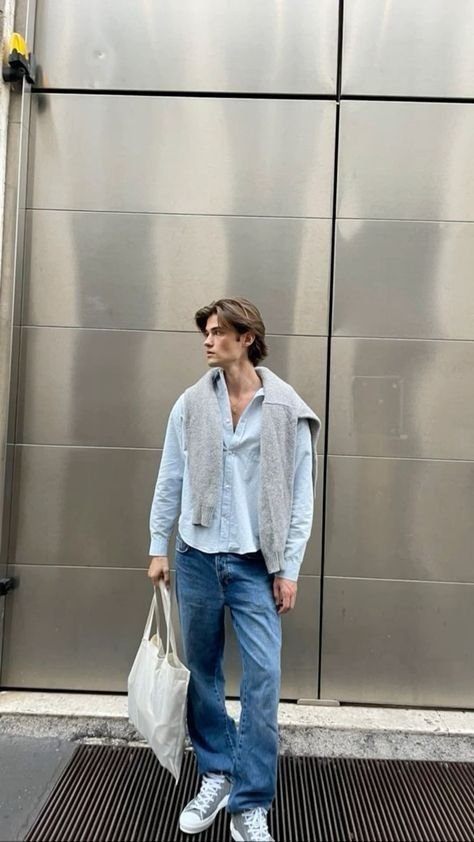 Camisa azul claro abierta con jeans