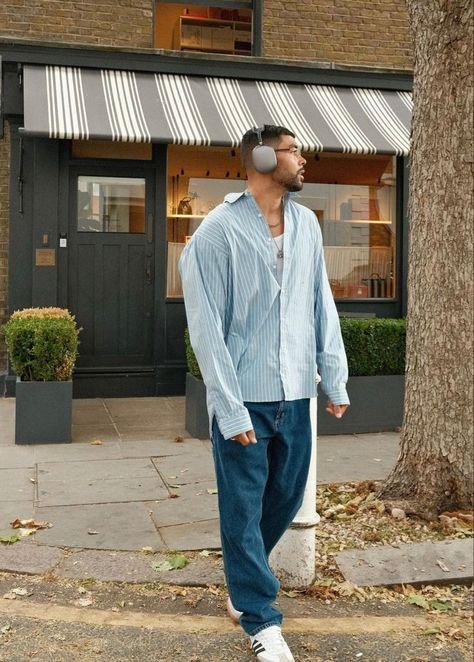 Camisa azul claro abierta con pantalón azul