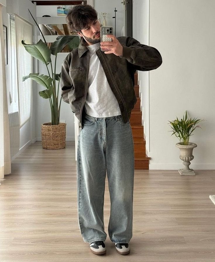 Chaqueta marrón con jeans anchos claros