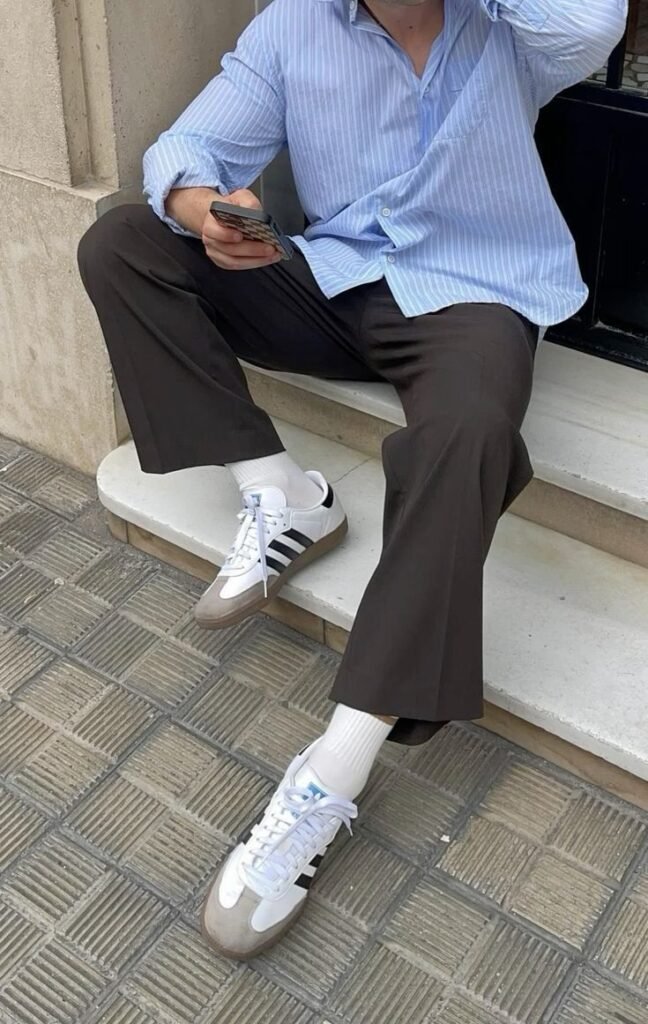 Camisa azul de rayas con pantalón marrón