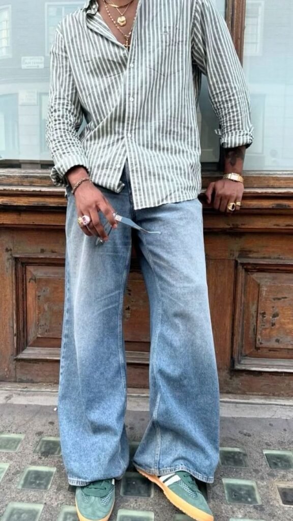 Camisa de rayas azul con jeans anchos claros