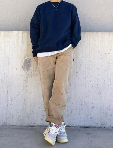 Sudadera azul marino con pantalón beige ancho