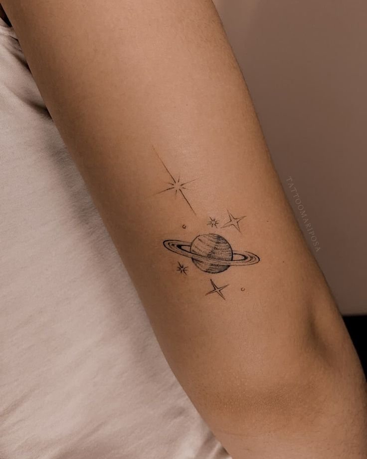 Tatuaje minimalista: Tatuajes de Espacio