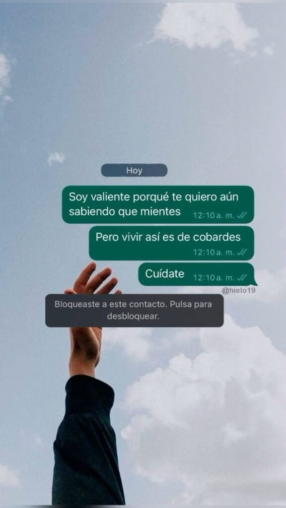 Conversación de mensajes sobre el cielo con una frase de desamor