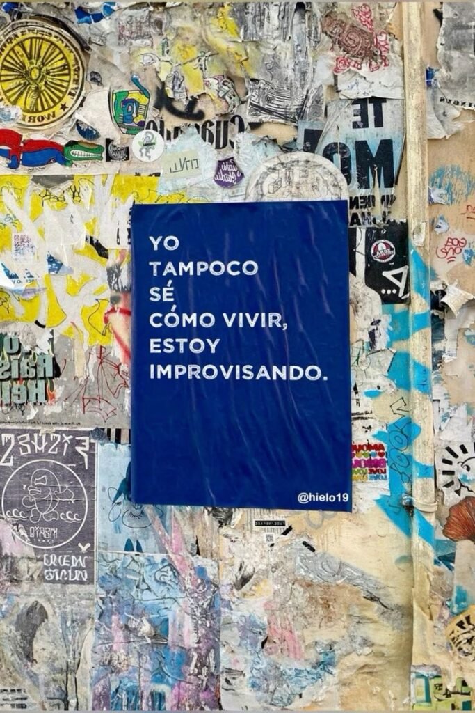 Cartel azul en una pared: yo tampoco sé cómo vivir, estoy improvisando