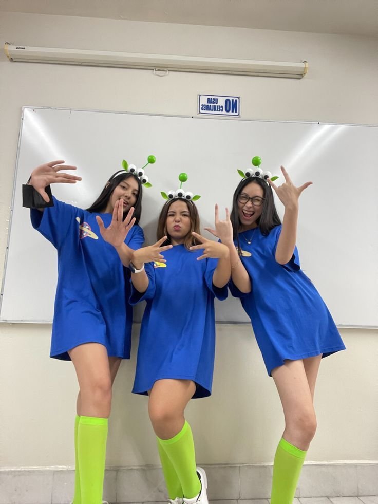 Tres chicas disfrazadas con vestidos azules a juego