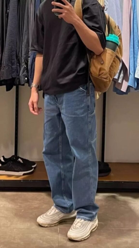 Sudadera marrón con jeans claros anchos